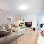 And Spacious For 4 With Sauna شقة