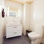 And Spacious For 4 With Sauna شقة
